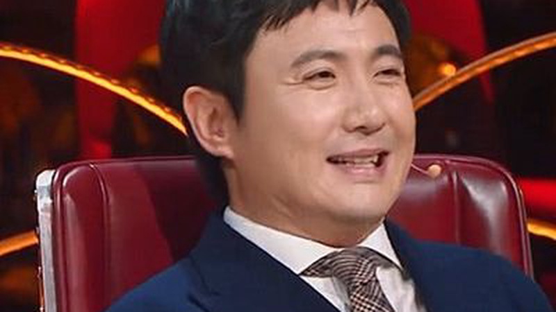 沈腾台下即兴表演逗乐众人，展现喜剧人独特魅力