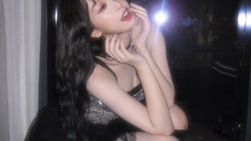 虞书欣综艺录制现场情绪失控，怒摔话筒愤然离场引发热议
